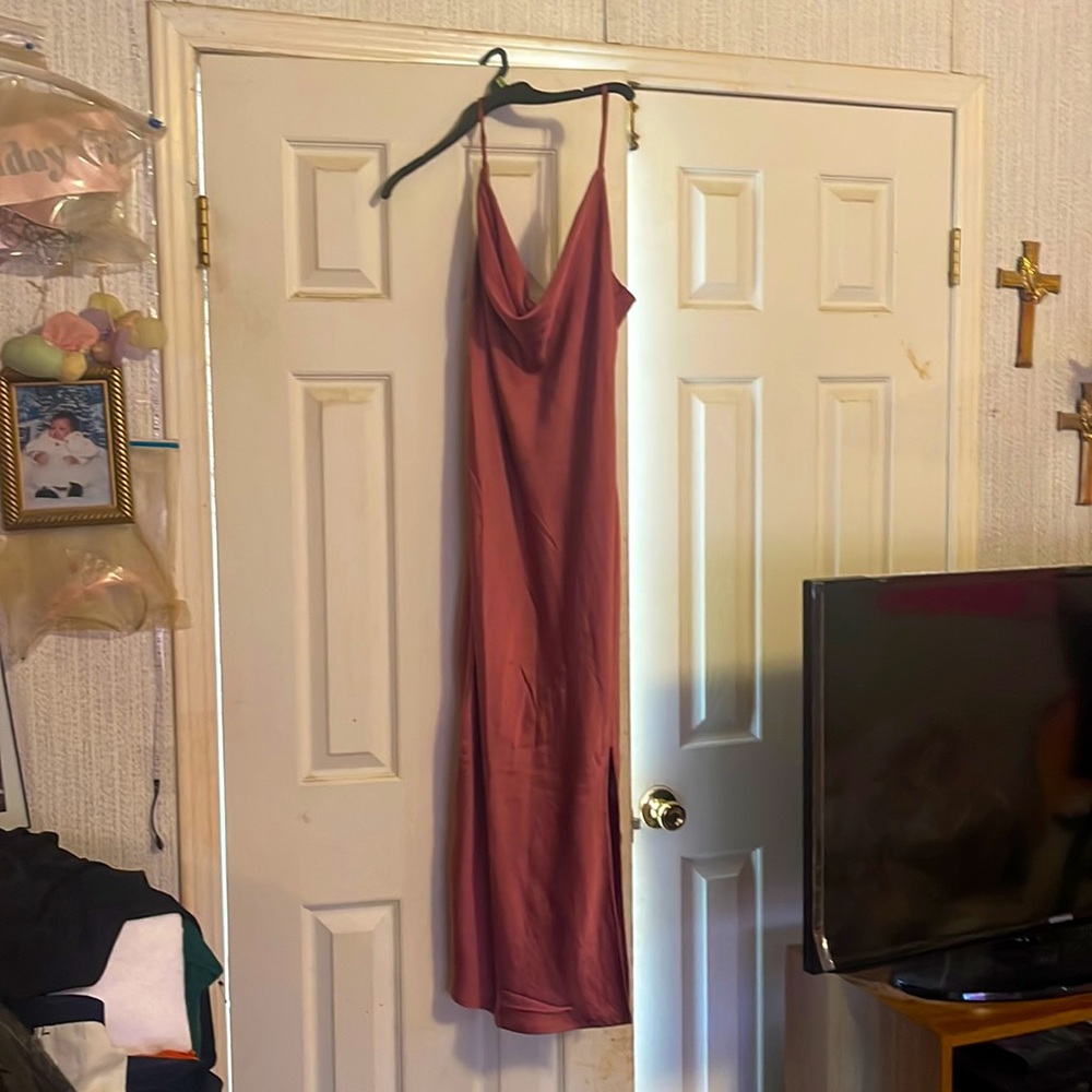 I am selling a lose fitting dress with about to the knee split in the side